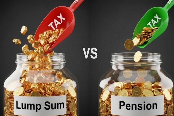 일시금 수령과 연금 수령 시 세금 차이를 금화가 담긴 유리병으로 시각적으로 비교